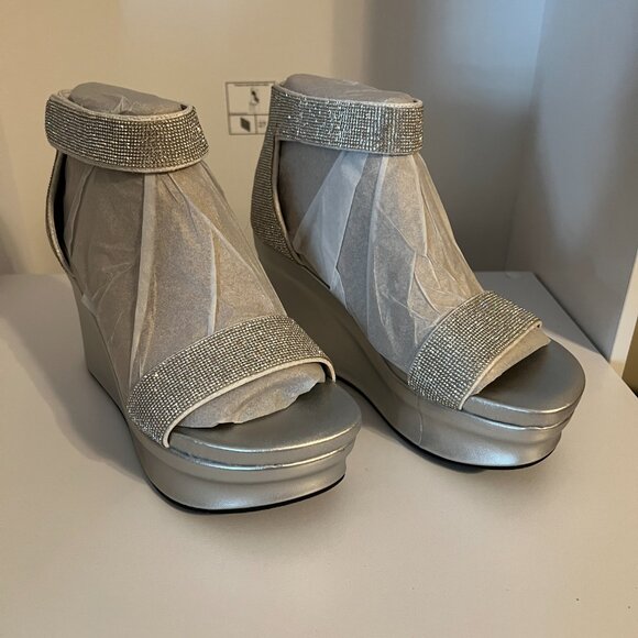 OTBT STATUS in SILVER Wedge Sandals Size 7 - Picture 2 of 5